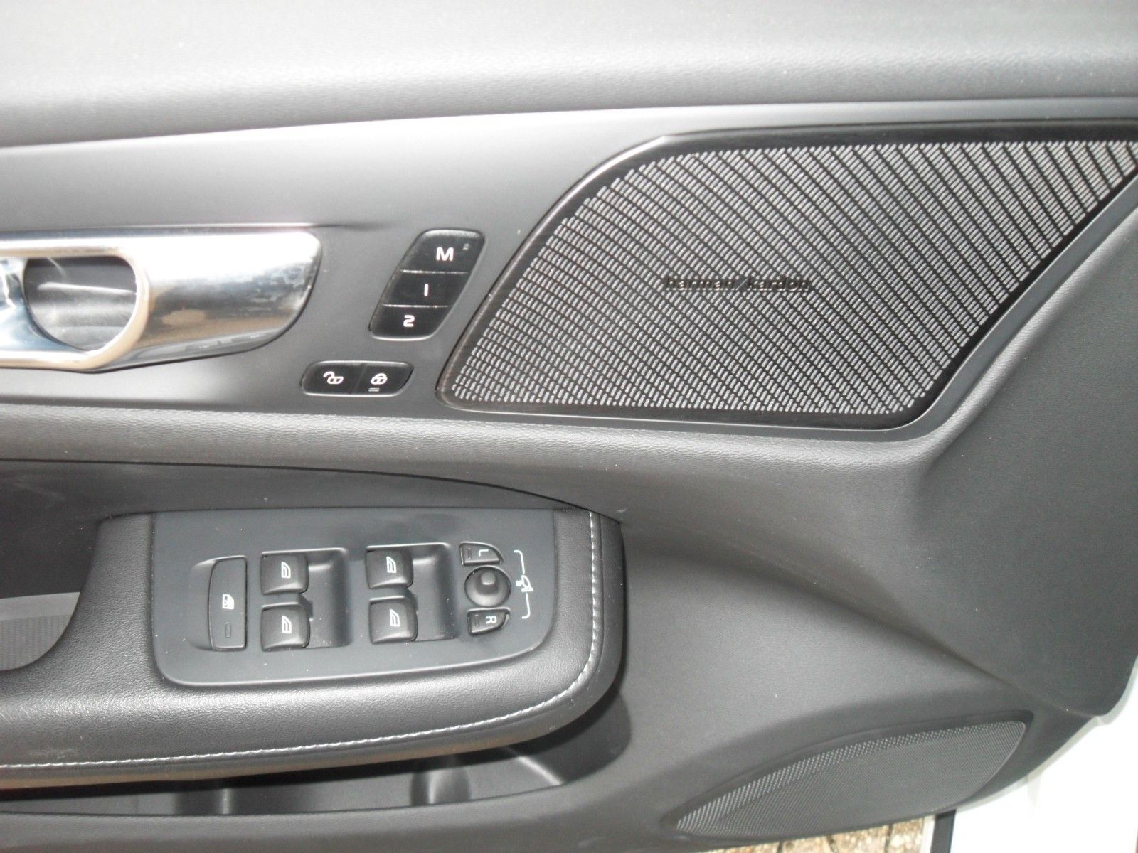 Fahrzeugabbildung Volvo V60 T8 R Design | AWD