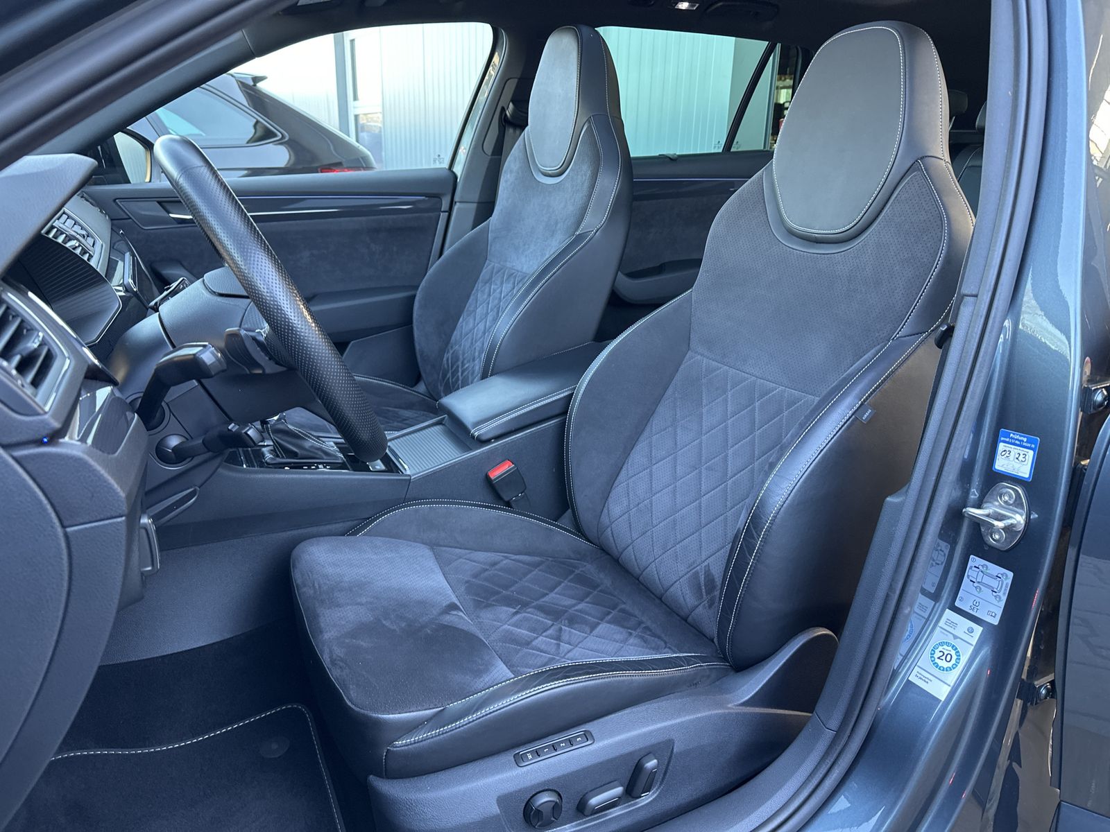 Fahrzeugabbildung SKODA Superb Combi 2.0 TDI DSG Sportline XEN+PANO+ACC+
