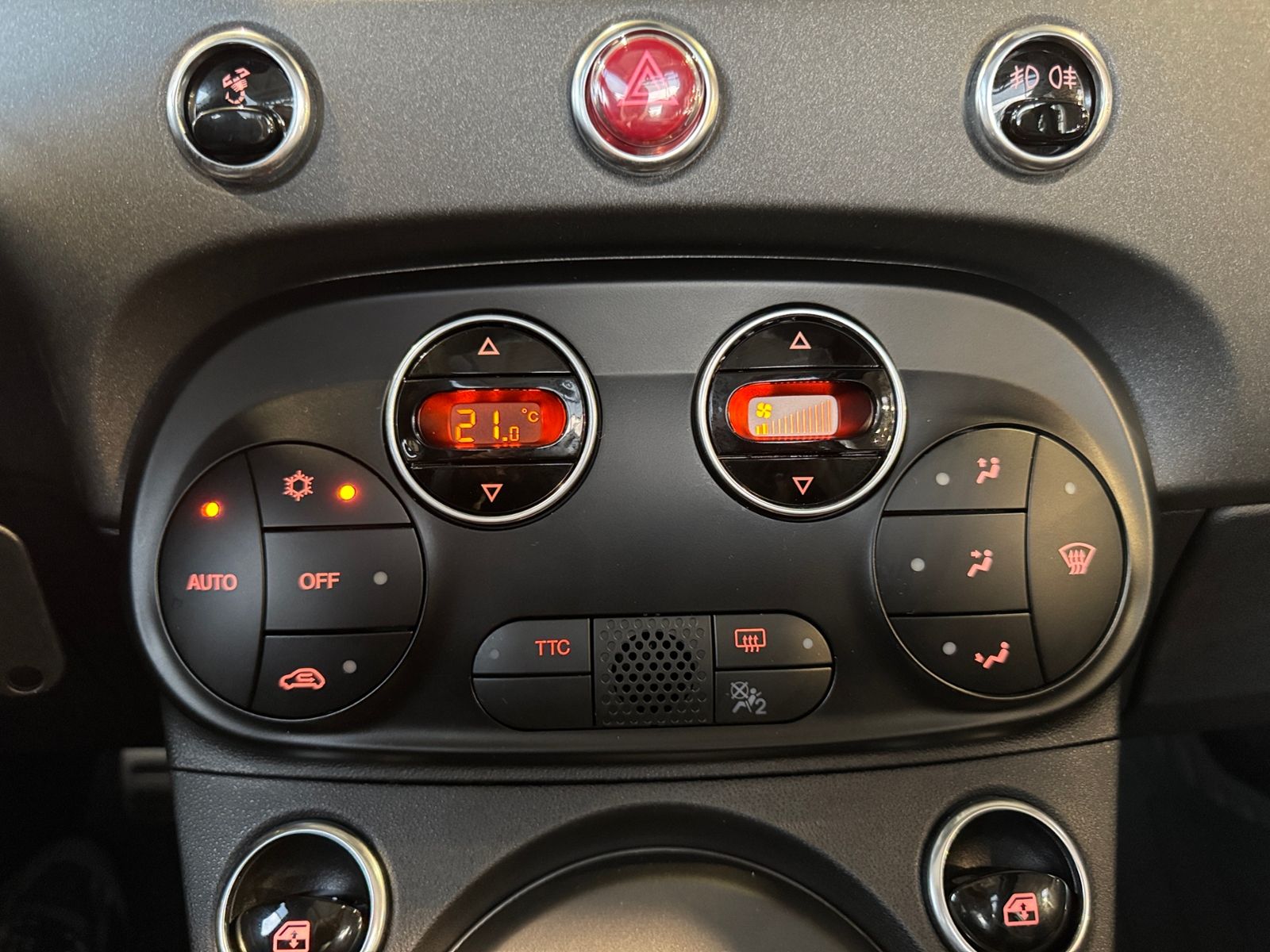 Fahrzeugabbildung Abarth 695C SABELT KLIMA BEATS NAV PDC ALU