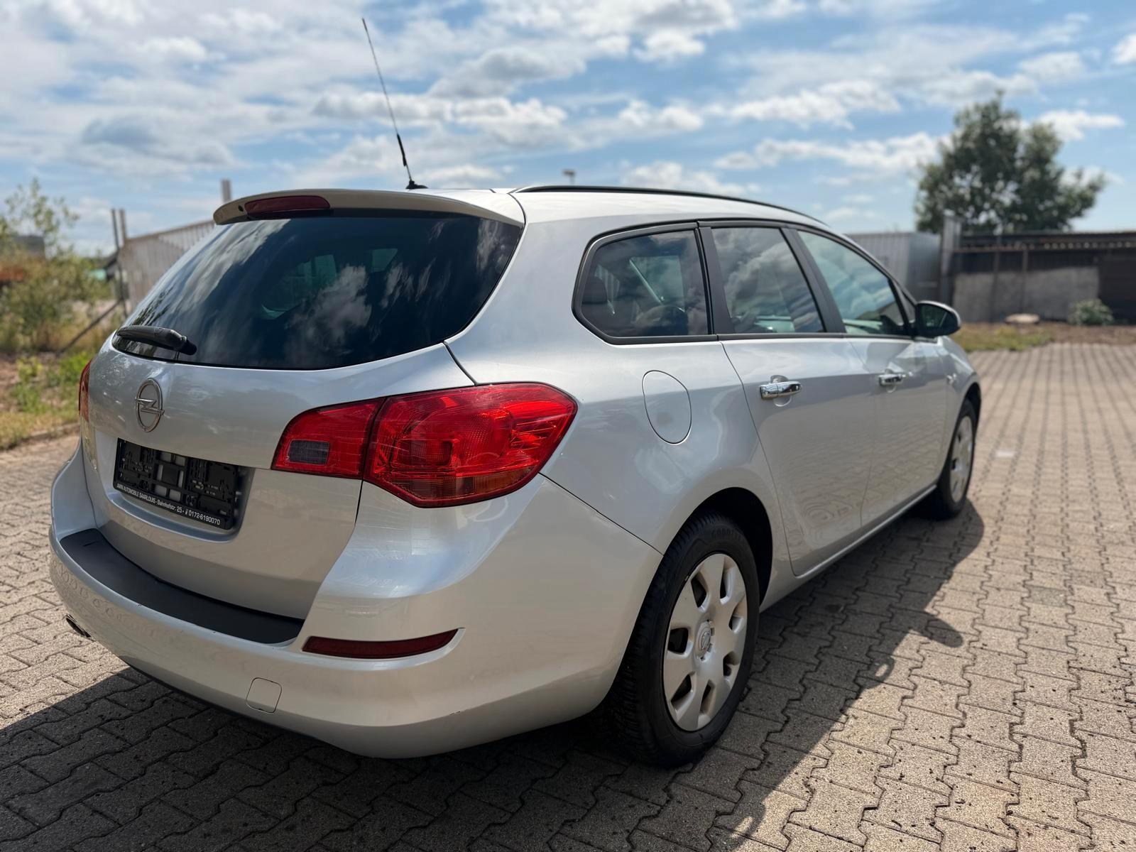 Opel Astra 2011 — interior