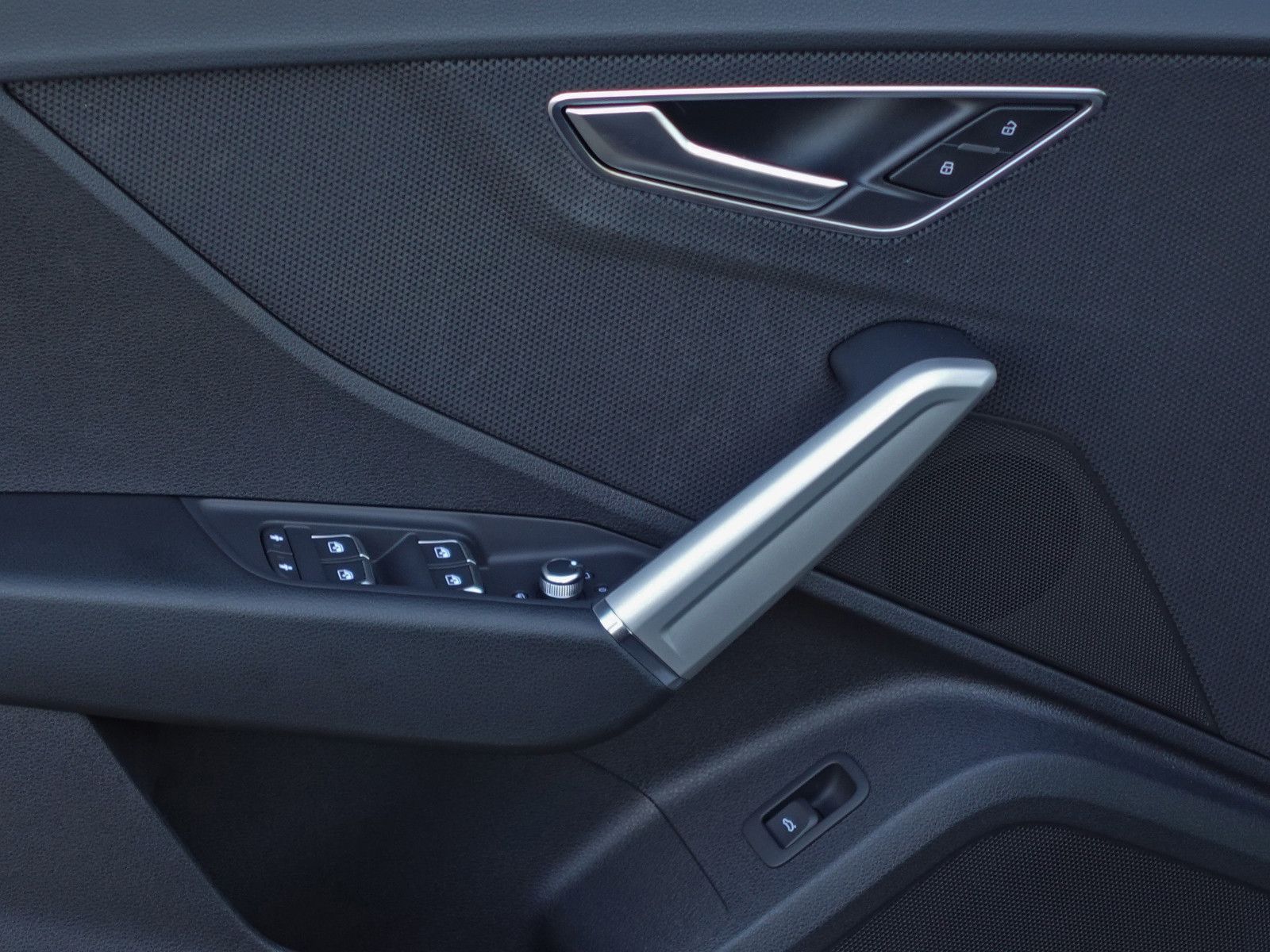 Fahrzeugabbildung Audi Q2 35 TFSI S line Matrix HiFi Kamera AHK ...