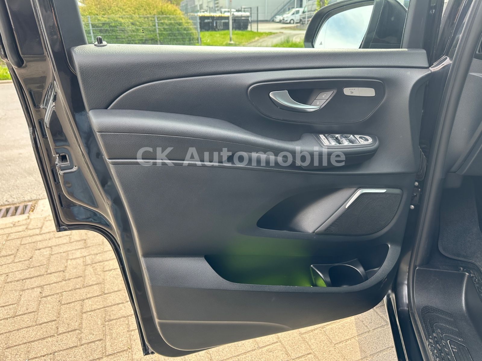 Fahrzeugabbildung Mercedes-Benz V300d EDITION 4Matic AMG-Line/7 Sitze/Pano/LED