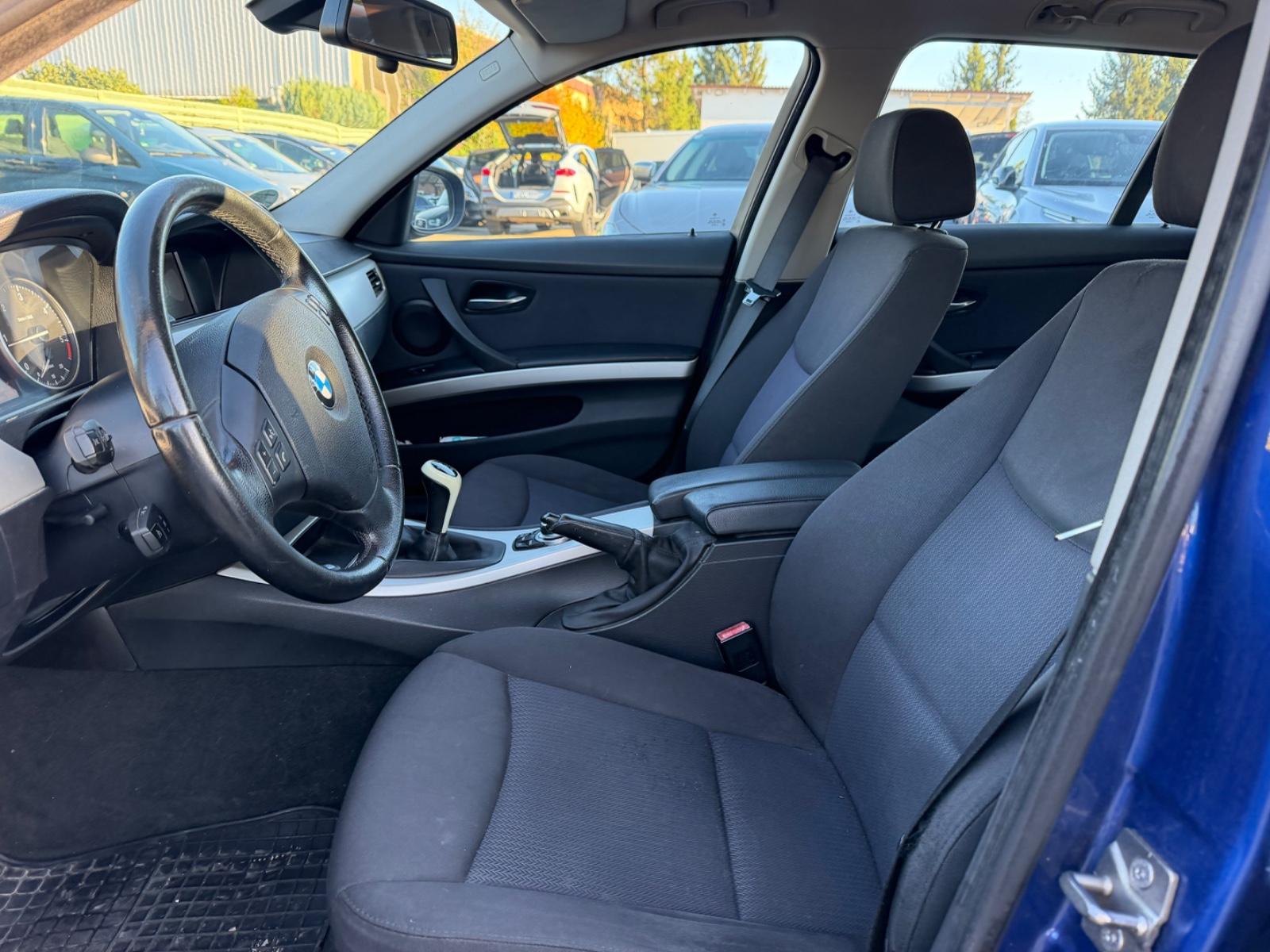BMW 318 2010 — photo 9