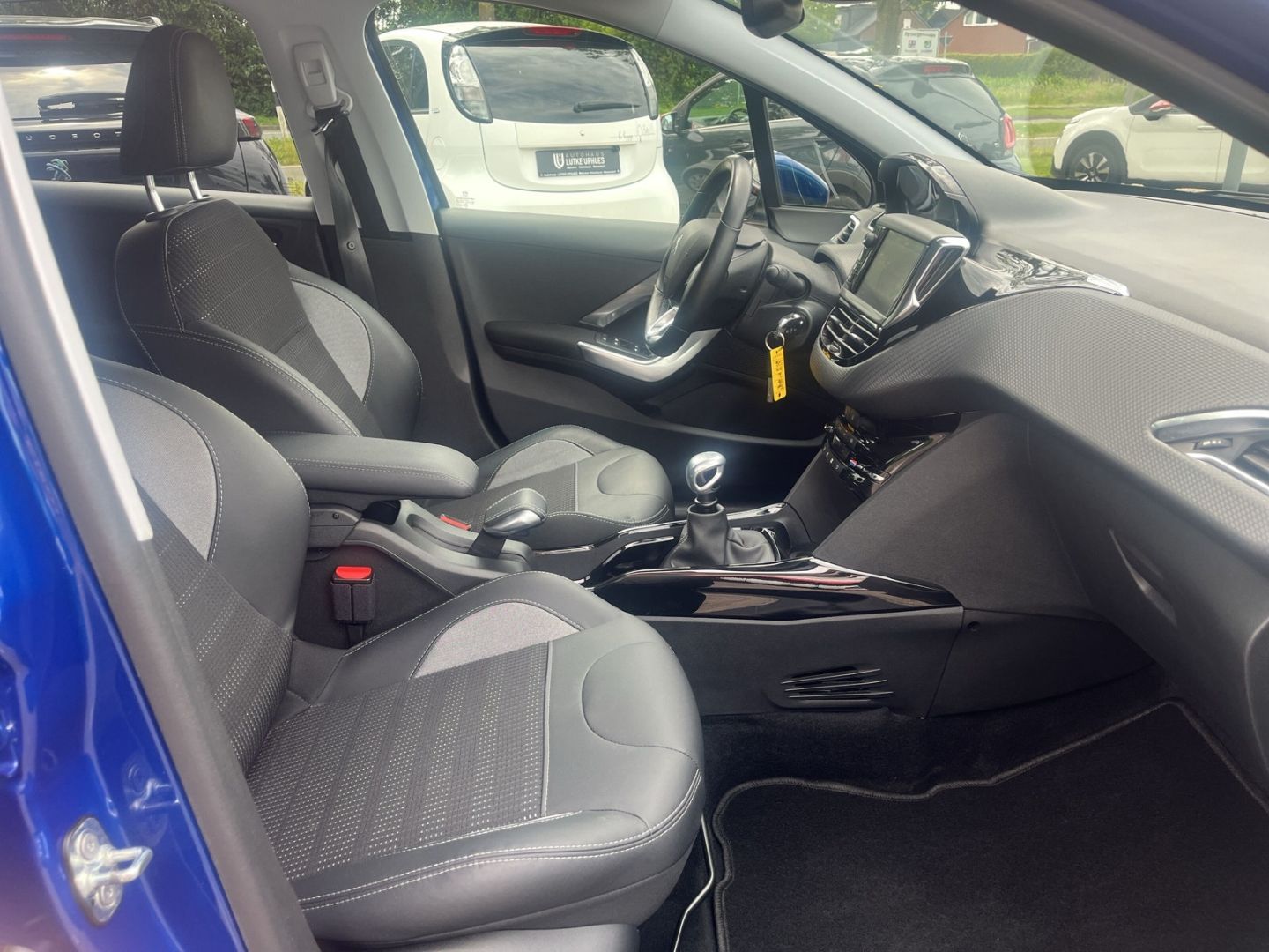 Fahrzeugabbildung Peugeot 2008 Puretech 110 S&S Allure Panorama Navi SHZ