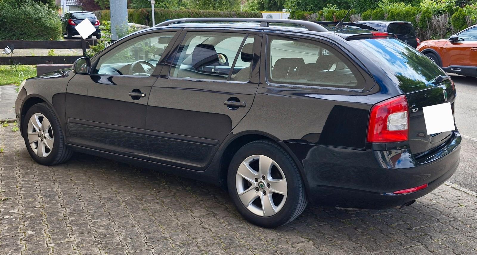 Skoda Octavia 2011 — rear view