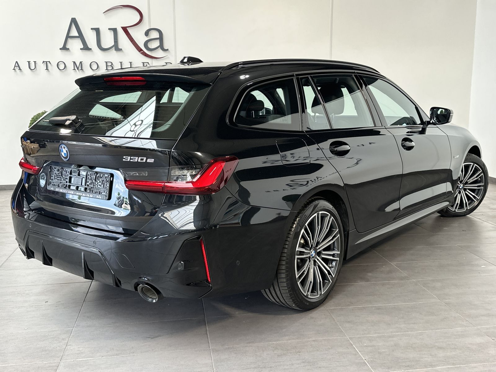 Fahrzeugabbildung BMW 330 e Touring xDrive M-Sport NAV+LASER+360°+HUD