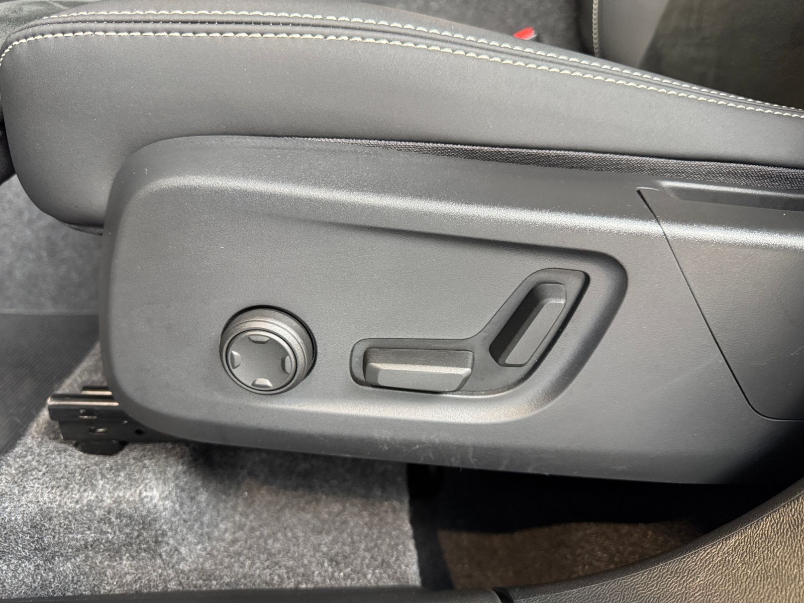 Fahrzeugabbildung Volvo XC40 Plus Dark 2WD NAVI LED AHK PANO