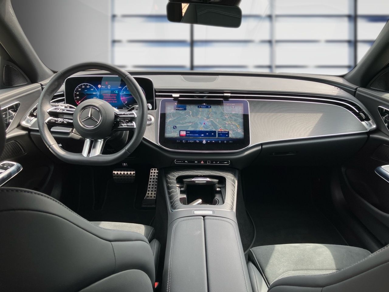 Fahrzeugabbildung Mercedes-Benz E 200 T AMG+AHK+DISTRONIC+KEYLESS+CARPLAY+TOTWIN