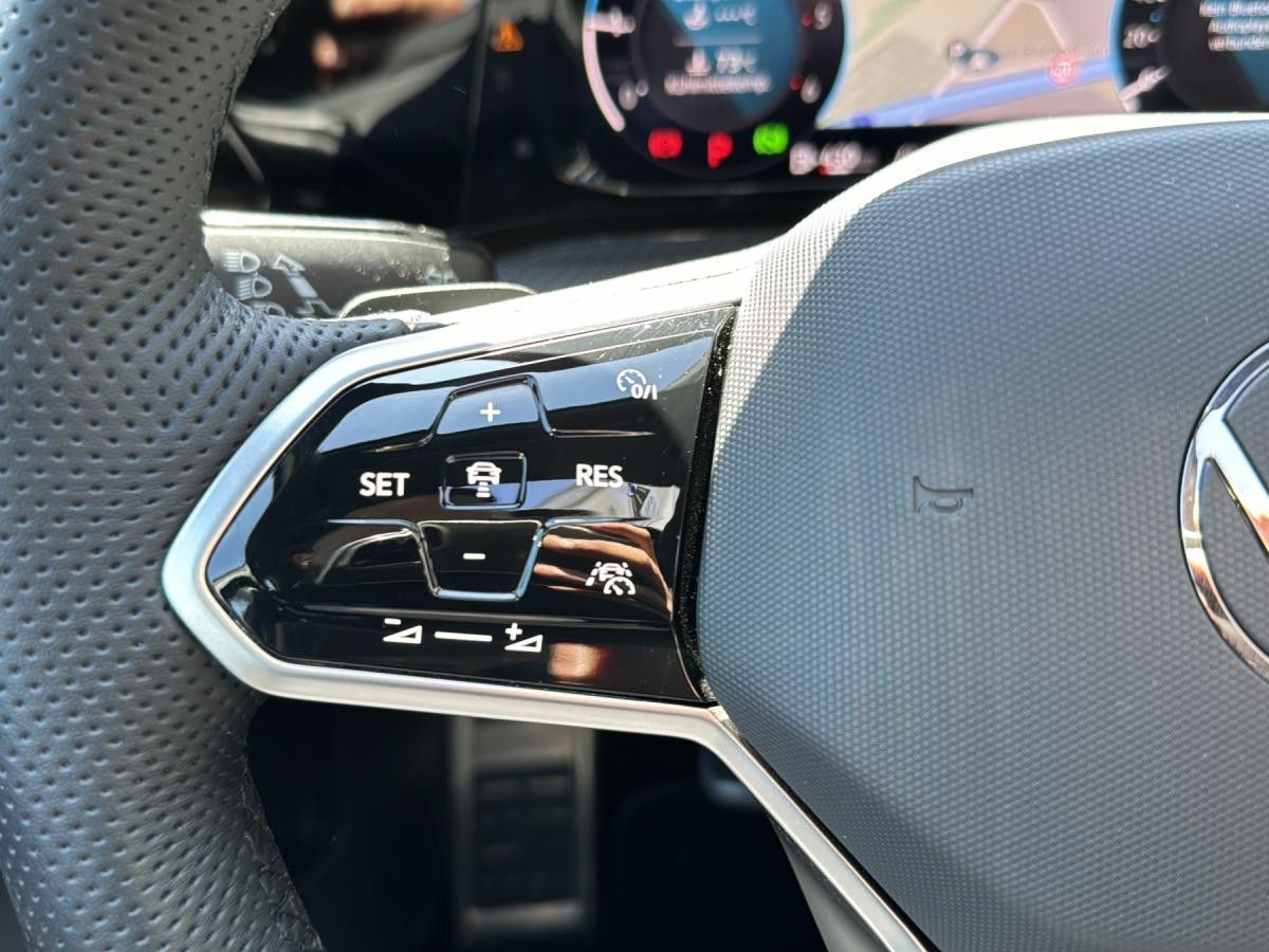 Fahrzeugabbildung Volkswagen Golf R-Line 2.0 TDI 150PS*PANO*ACC*SHZ
