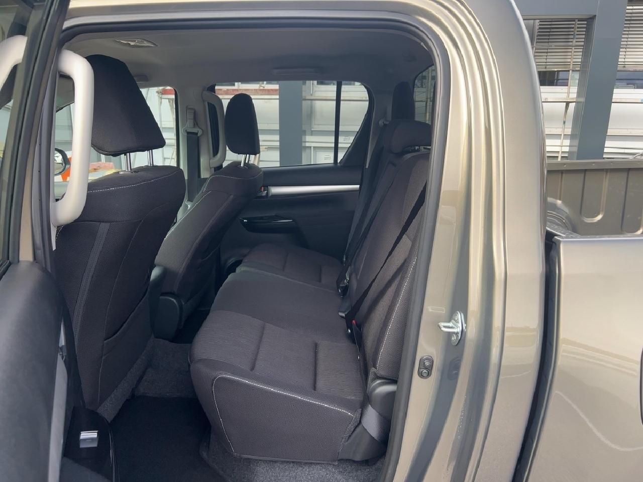 Fahrzeugabbildung Toyota Hilux Double Cab 2,8 Comfort 4x4 inkl. AHK