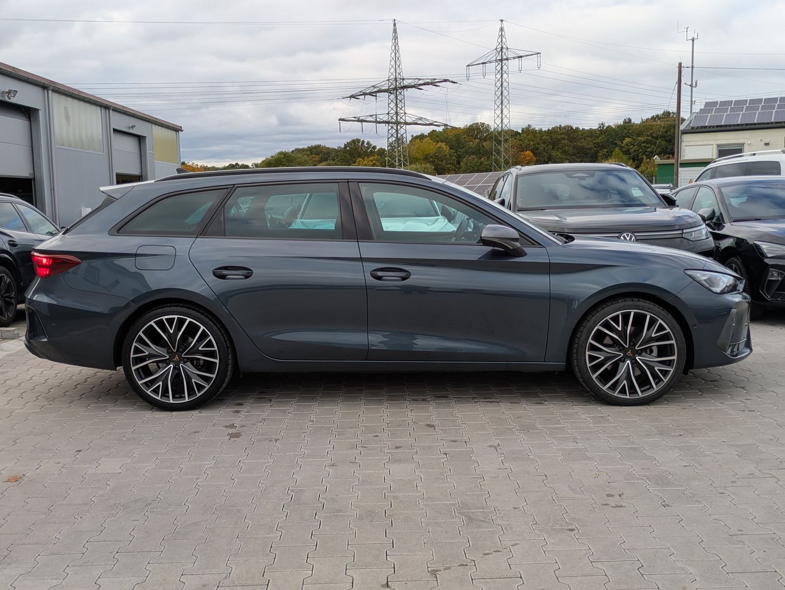 Fahrzeugabbildung CUPRA Leon 1.5 eTSI MATRIX*PANO*ALCAN.*AHK*SENN*Drive2