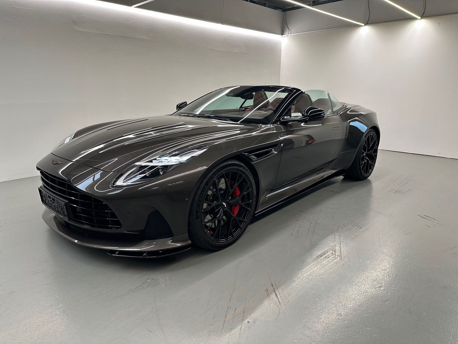Aston Martin DB12 Volante / Q-Cumberland Grey / Havana TAN / imagem 3