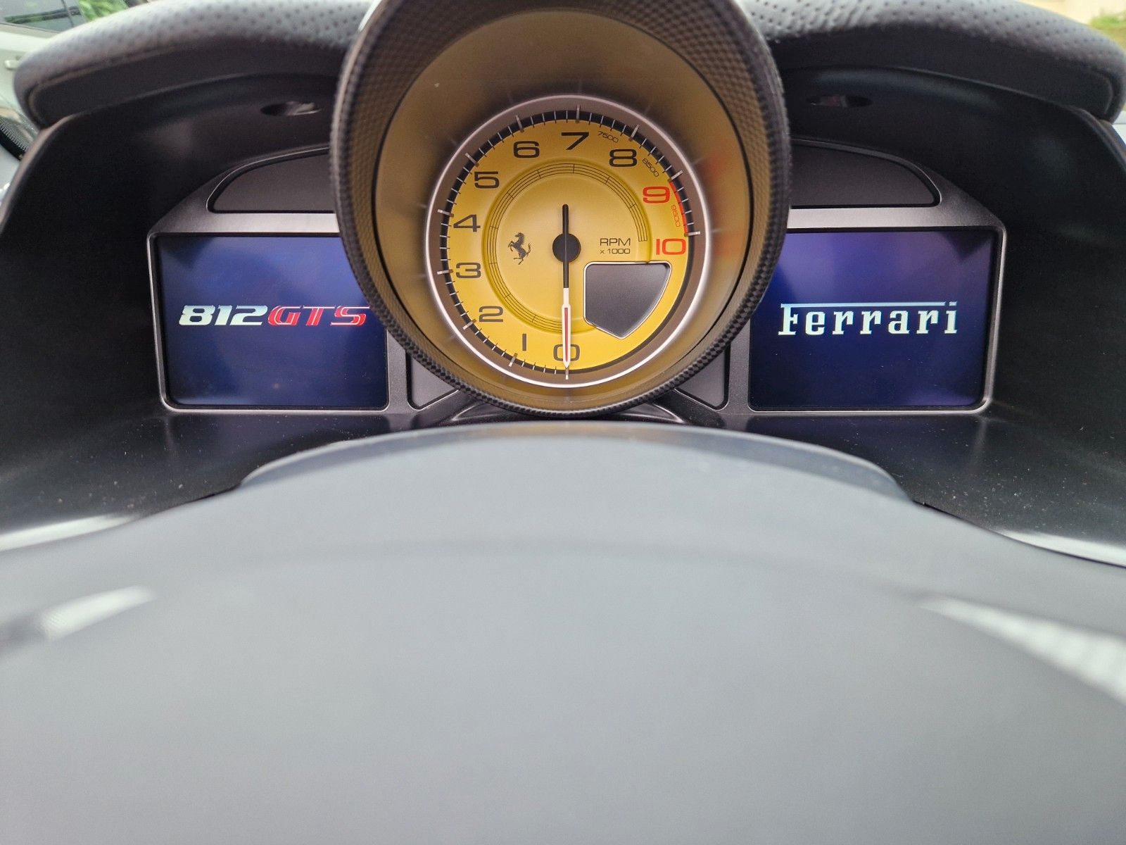 Fahrzeugabbildung Ferrari 812 GTS*Verde Masoni*Racing-Seat*Lift*Carbon