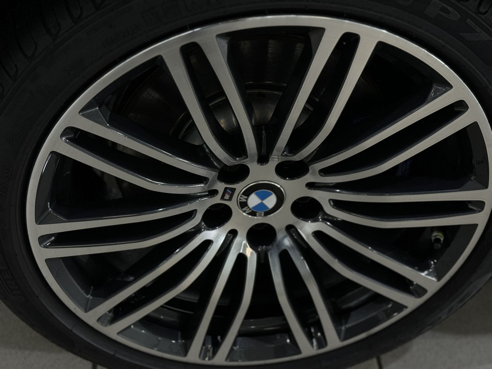 Fahrzeugabbildung BMW 530d M Sport Glasdach Kamera Komfort Alarm 19"