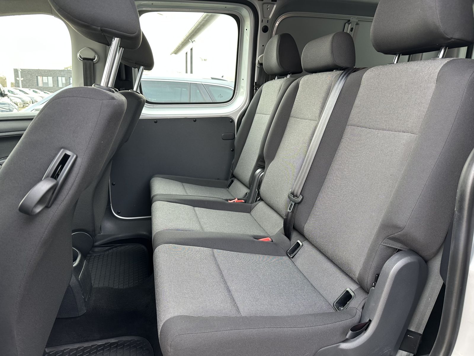 Fahrzeugabbildung Volkswagen Caddy 2.0 TDI Maxi 5-Sitzer NAV+AHK+BT+KLIMA+1HD