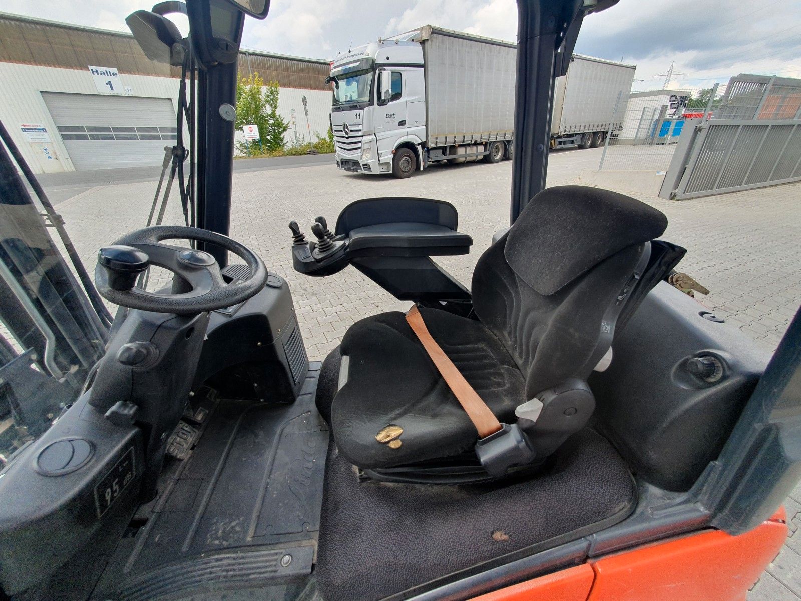 Fahrzeugabbildung Linde H16 T-01 / 4,6m /  nur: 3.260h / Gas / SS