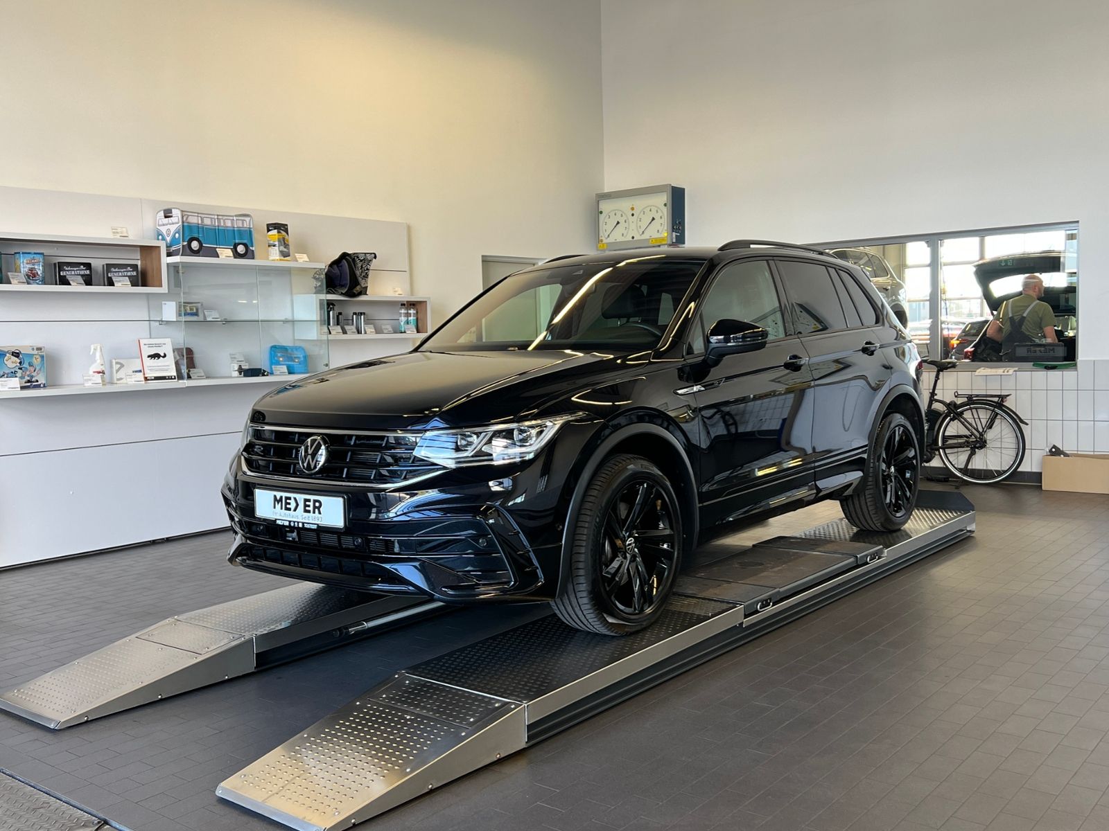 Fahrzeugabbildung Volkswagen Tiguan R-Line 2.0 TDI DSG 4MOTION *AHK, LED, Bla