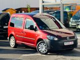 Volkswagen Caddy-Behindertengerecht-Rampe-Rollstuhl - rote Volkswagen Caddy