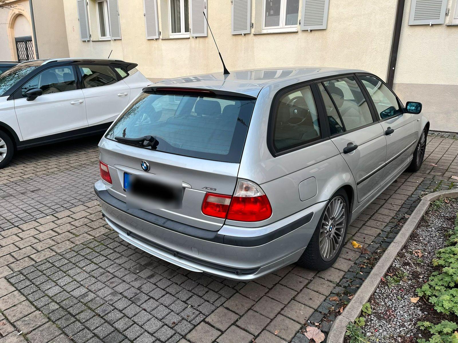 BMW 320 2004 — салон
