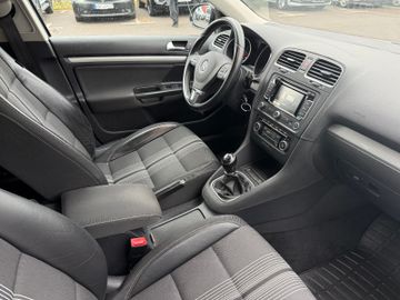 Volkswagen Golf VI Var. Match 2.0TDI+Kamera+AHK+Navi+SHZ+