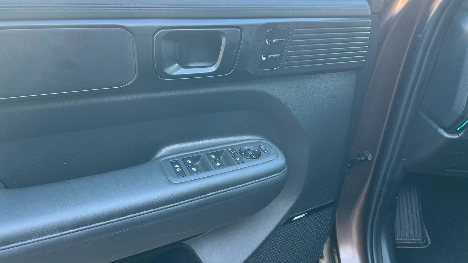 Fahrzeugabbildung Hyundai SANTA FE 1.6T-GDI HEV Blackline *Standhzg*AHK*