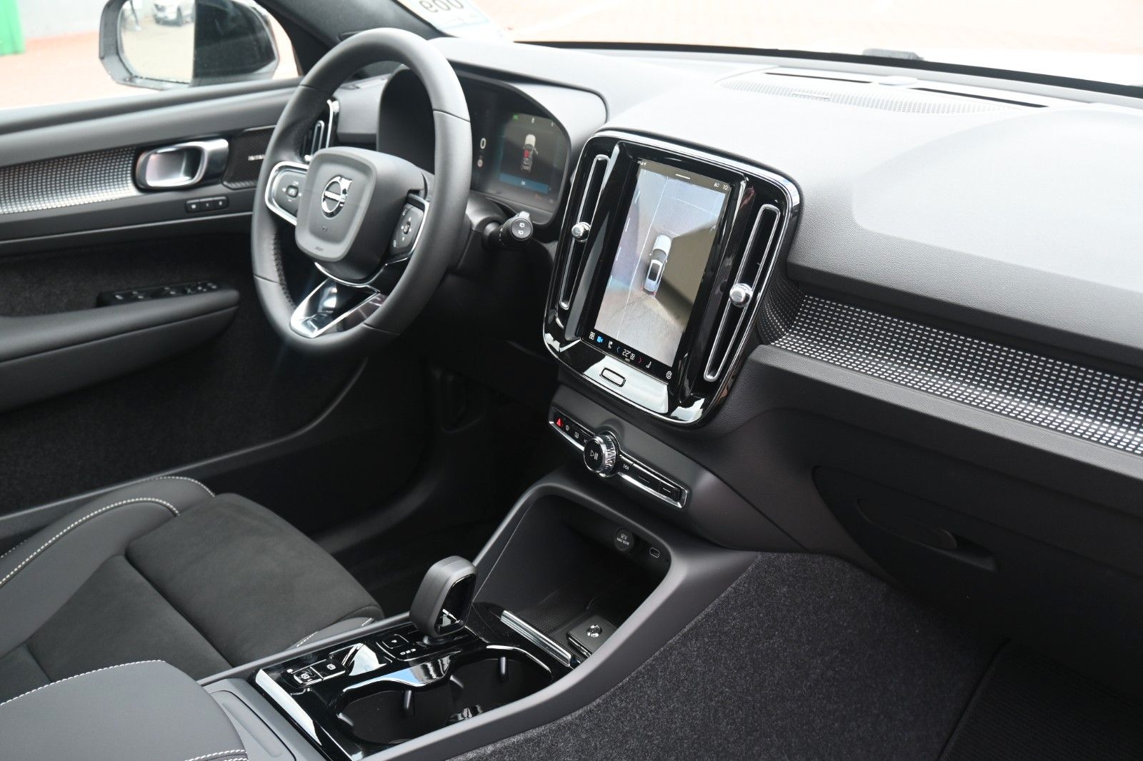 Fahrzeugabbildung Volvo XC40 B4 DKG Ultimate Dark*STDHZG*360°*ACC*AHK