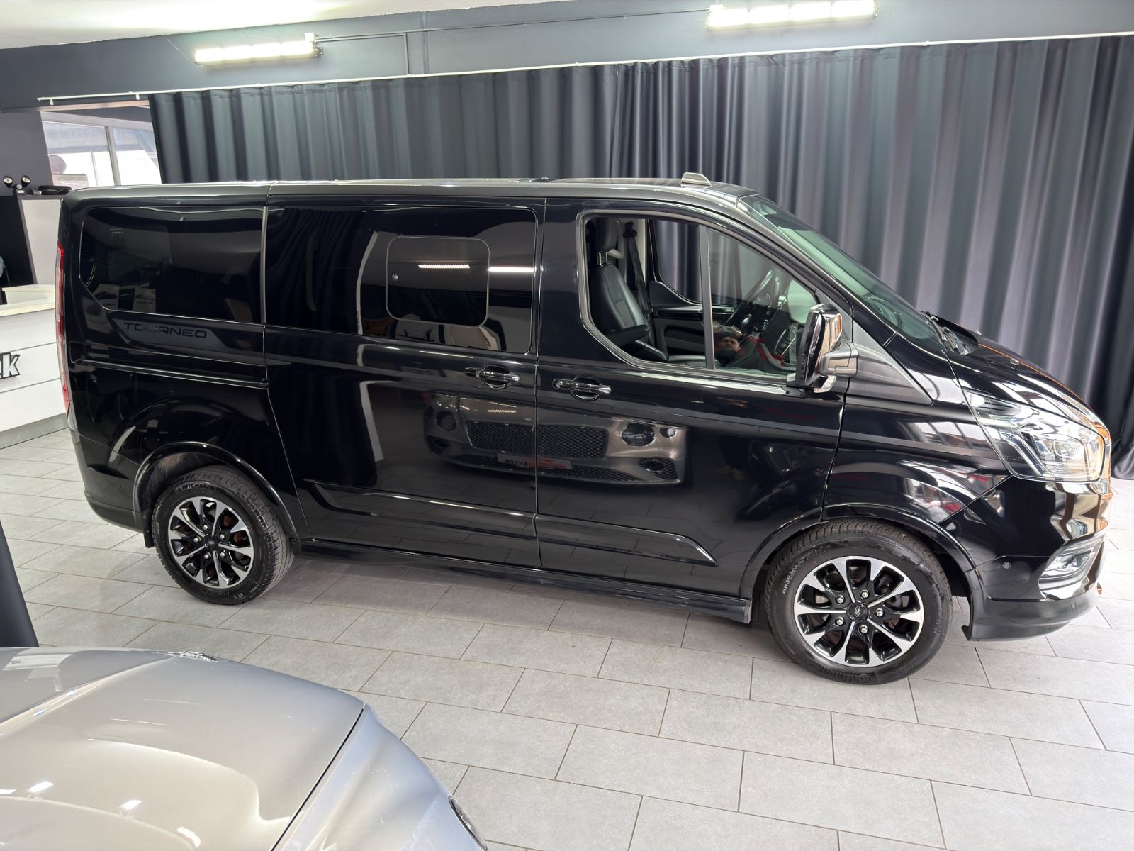 Fahrzeugabbildung Ford Tourneo Custom Sport|AUTOMATIK|LEDER|NAVI|8-SITZ