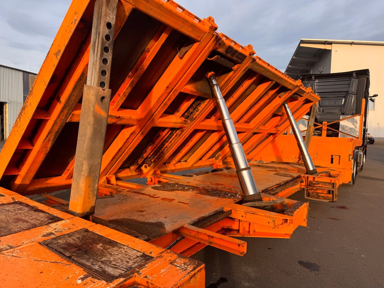 Fahrzeugabbildung Dinkel DSAFA 36000 Schräglader/Tieflader 2x Lenkachse