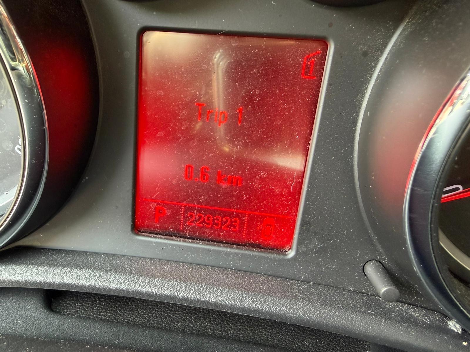 Opel Astra 2011 — photo 9