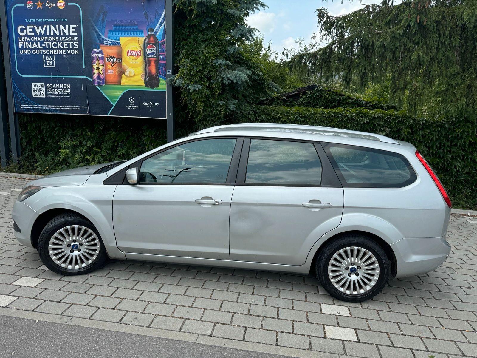 Ford Focus 2011 — салон