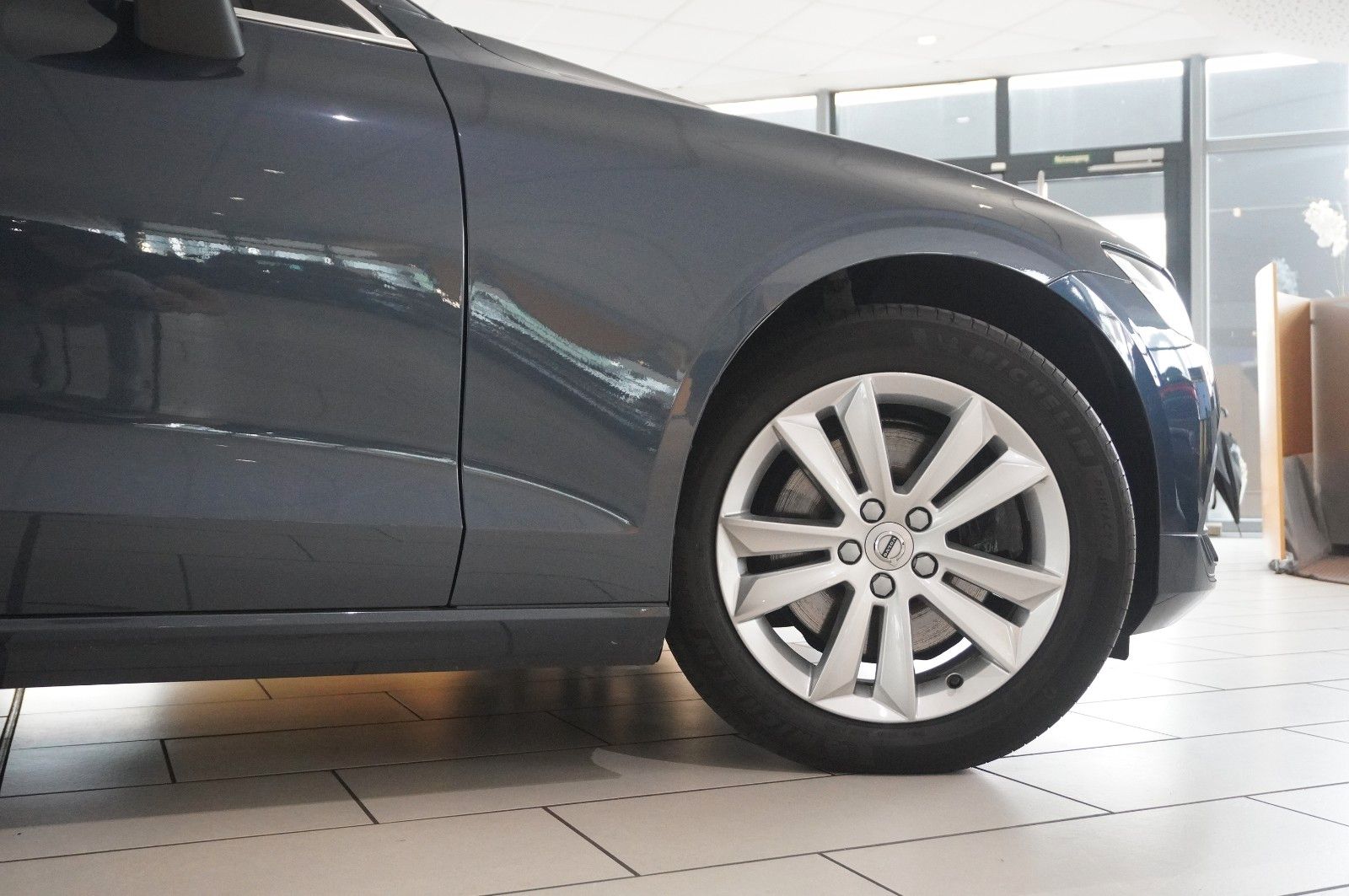 Fahrzeugabbildung Volvo V60 Kombi B4 MOMENTUM PRO NAVI/LED/KAMERA/VIRT.