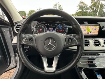 Fahrzeugabbildung Mercedes-Benz E 250 Limousine Avantgarde Pano