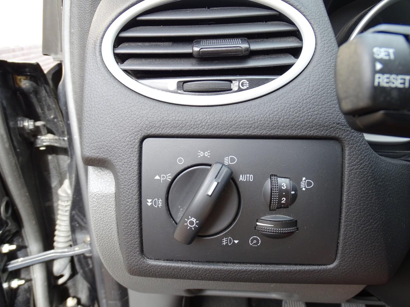 Ford Focus 2011 — photo 18