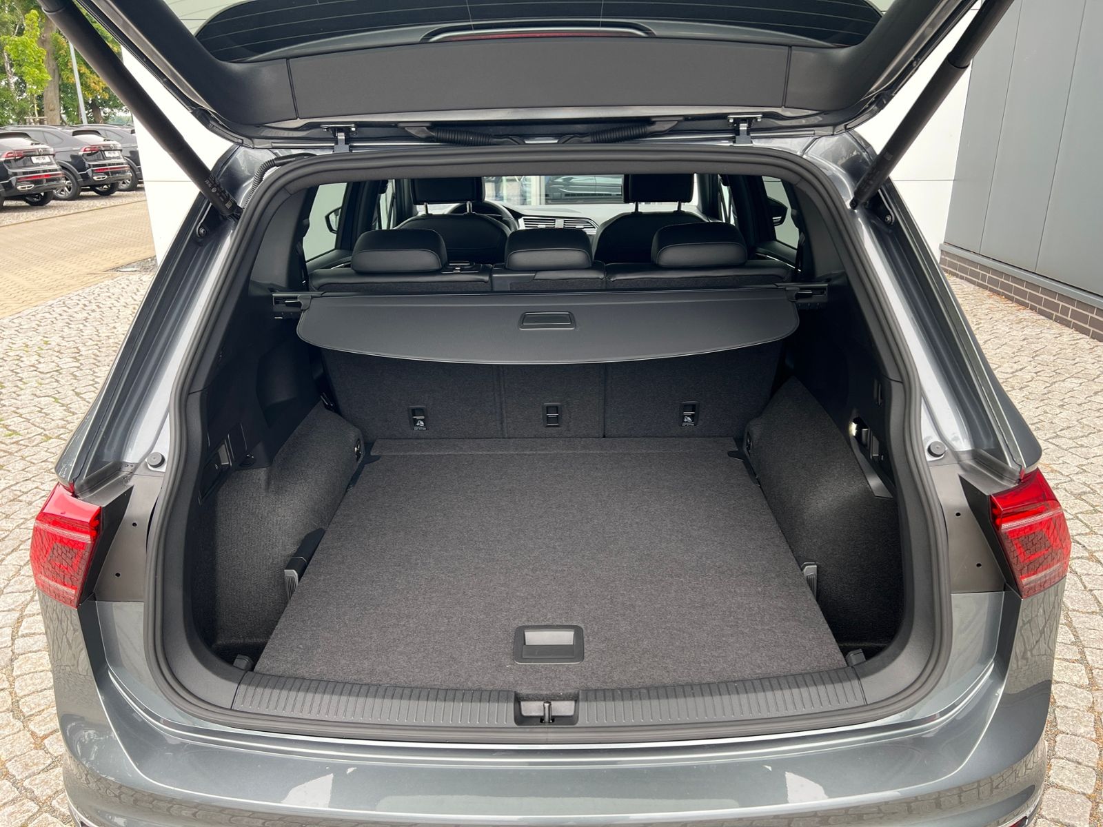 Fahrzeugabbildung Volkswagen Tiguan Allspace R-Line 2.0 TDI DSG 4Motion *AHK,