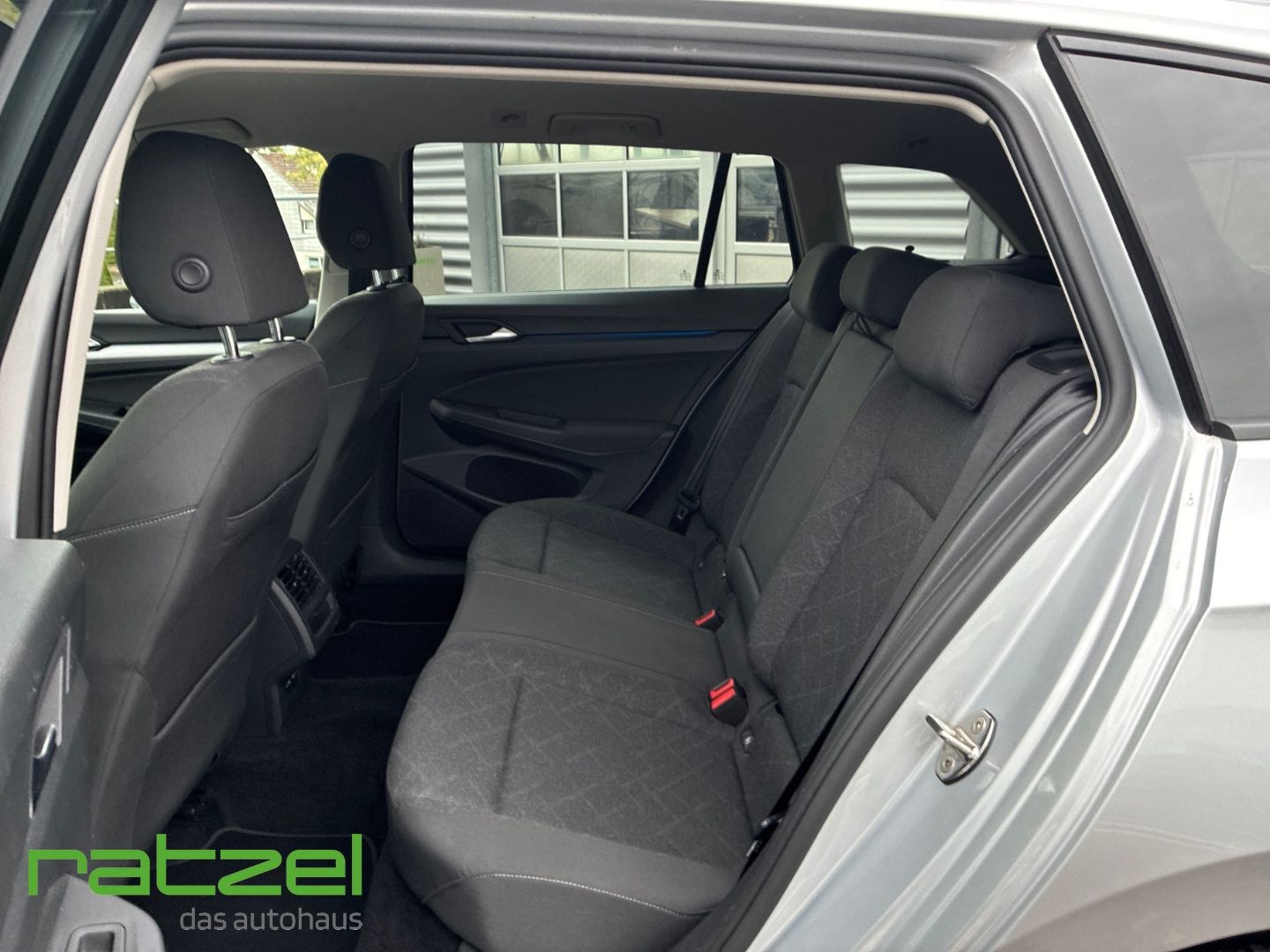 Fahrzeugabbildung Volkswagen Golf Variant Life VIII Navi Komfortsitz AHK Digi