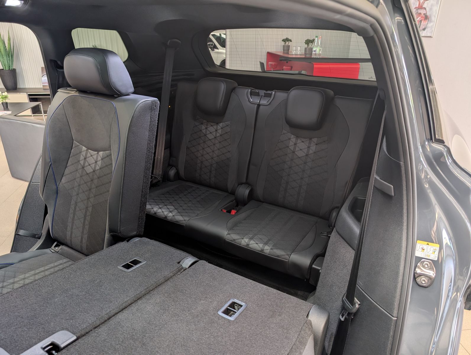 Fahrzeugabbildung Volkswagen Tayron 2.0TDI 4M R-Line Launch Pano Black AHK 20