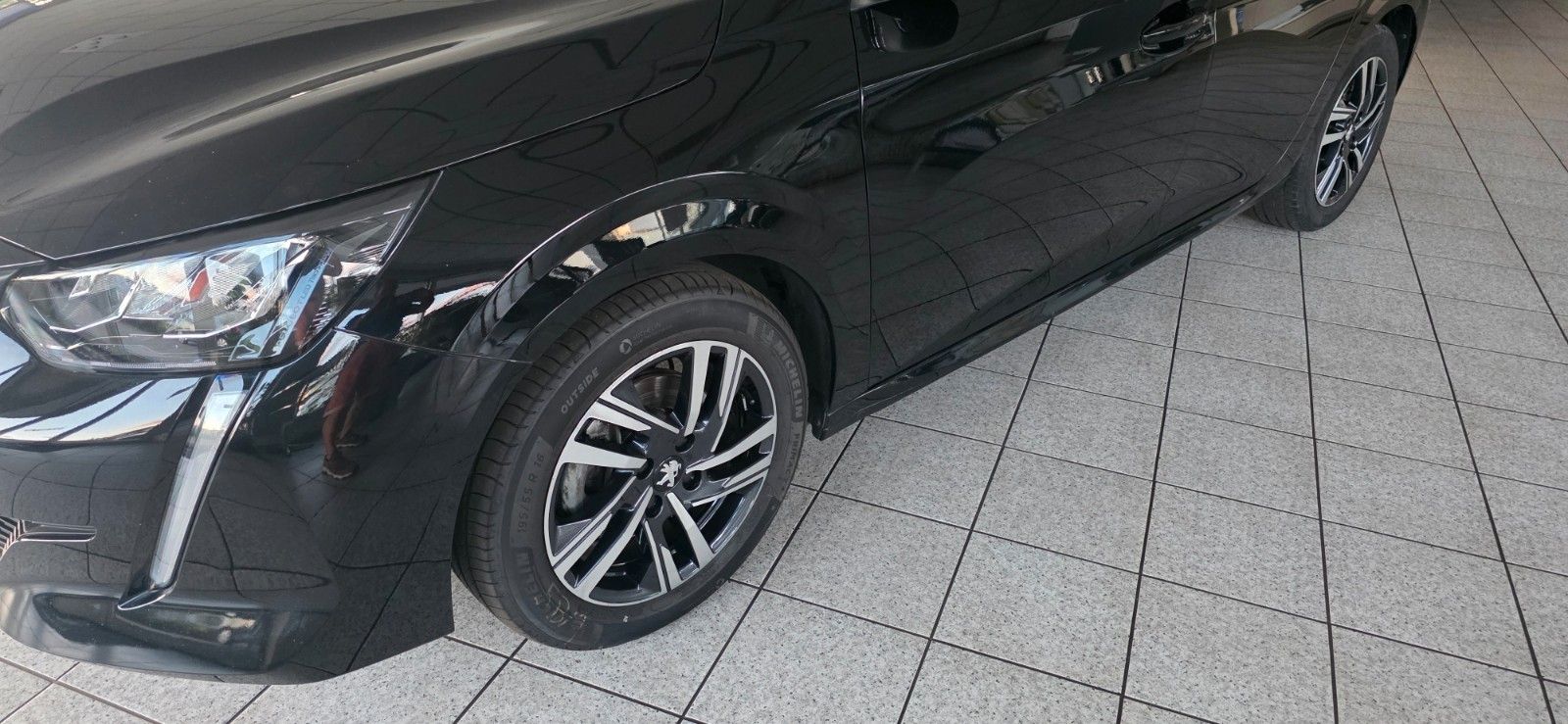 Peugeot 208 PureTech 100 Allure imagem 2