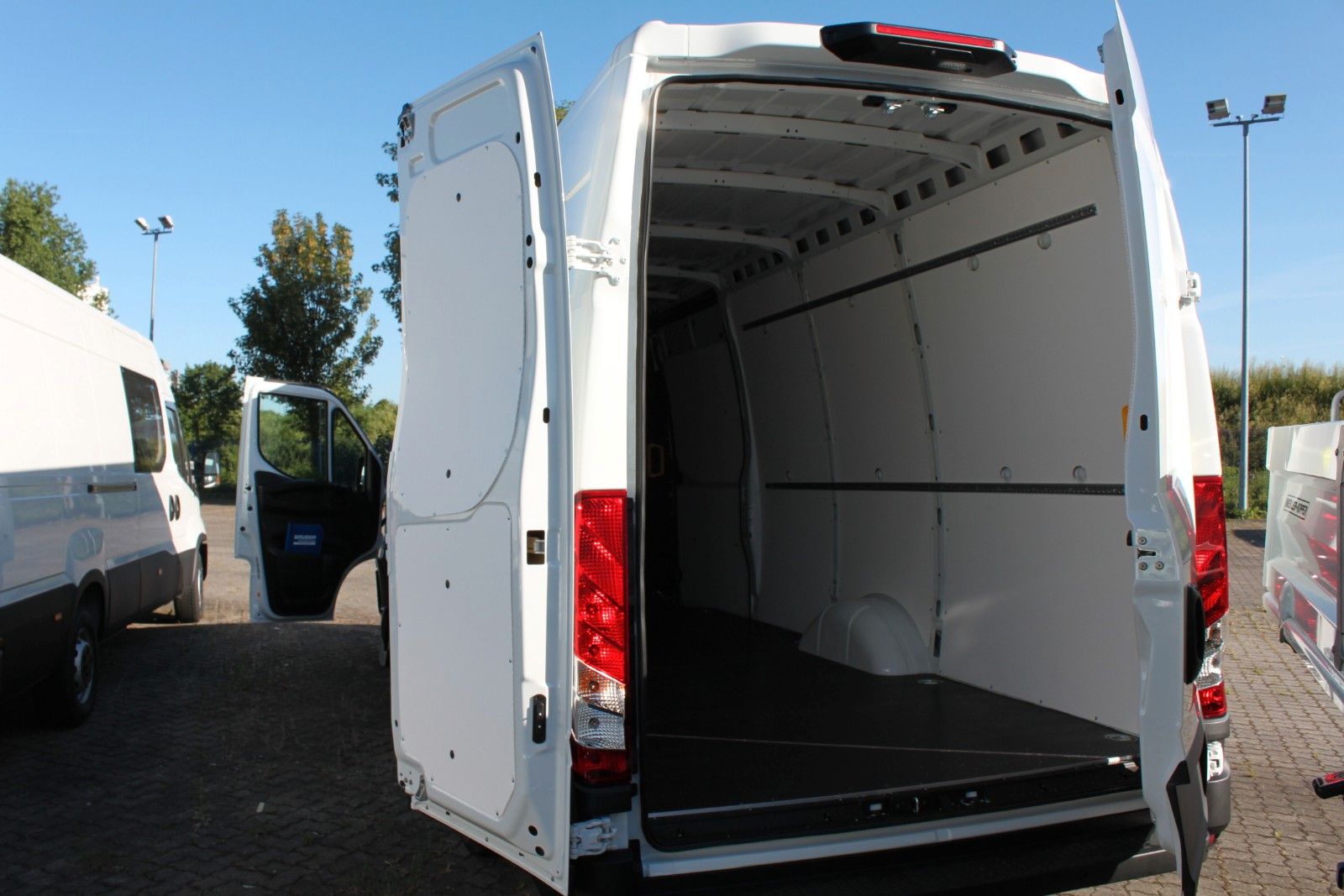Fahrzeugabbildung Iveco Daily 35S16H3.0A8 V Y Kastenwagen