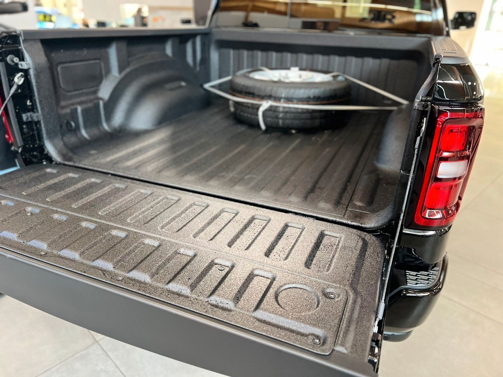 Fahrzeugabbildung Dodge RAM 1500 Big Horn Night  3.0L MY25 *PANO*LPG