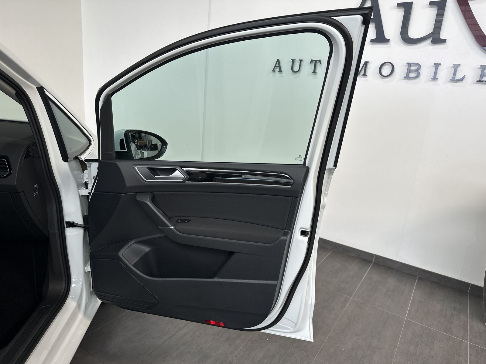 Fahrzeugabbildung Volkswagen Touran 2.0 TDI DSG Highline NAV+LED+ACC+KAM