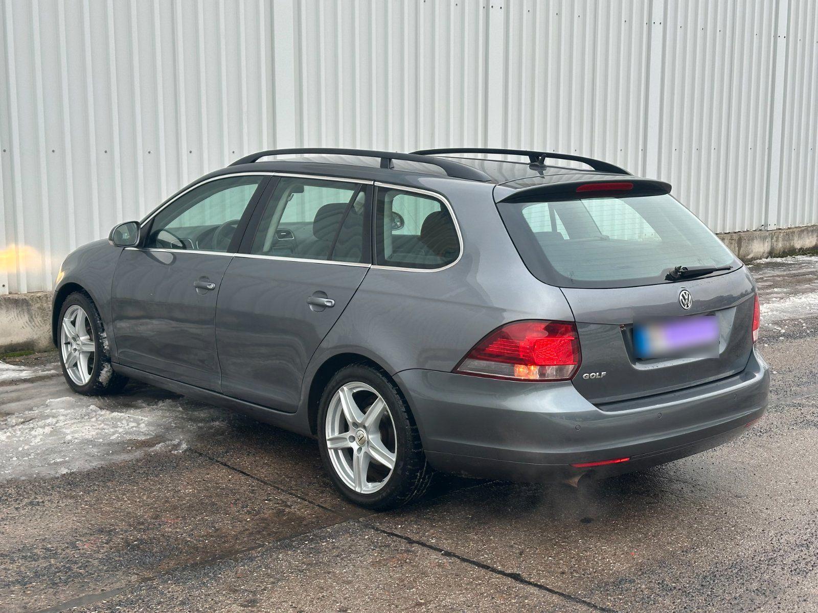 Volkswagen Golf 2010 — interior