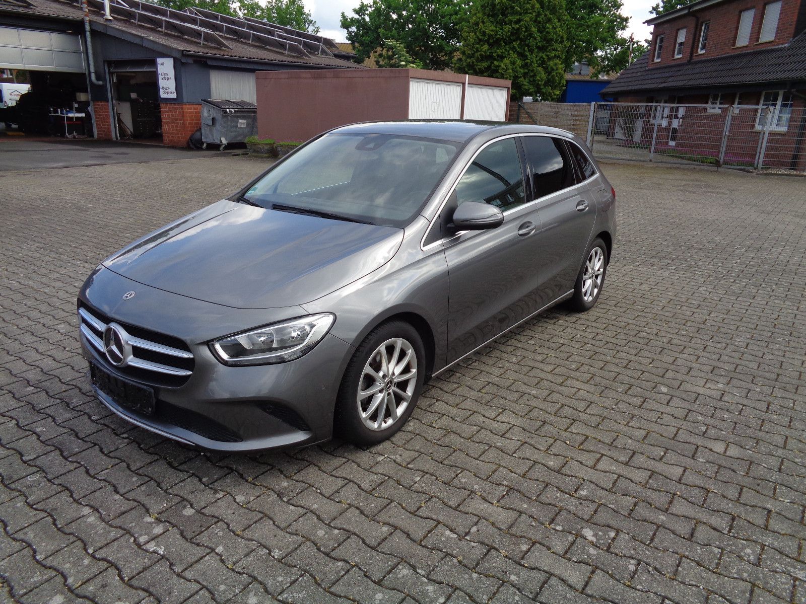 MERCEDES-BENZ B 180 Progr., AHK, Kamera, Met., NAV.,8 fach ,
