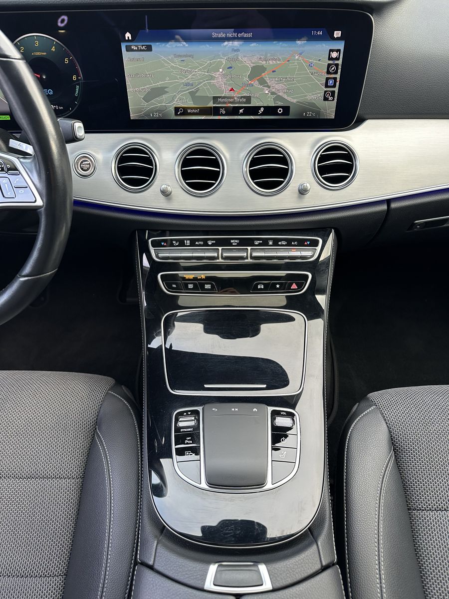 Fahrzeugabbildung Mercedes-Benz E 300de T Avantgarde NAV+LED+PANORAMA+HUD+AHK