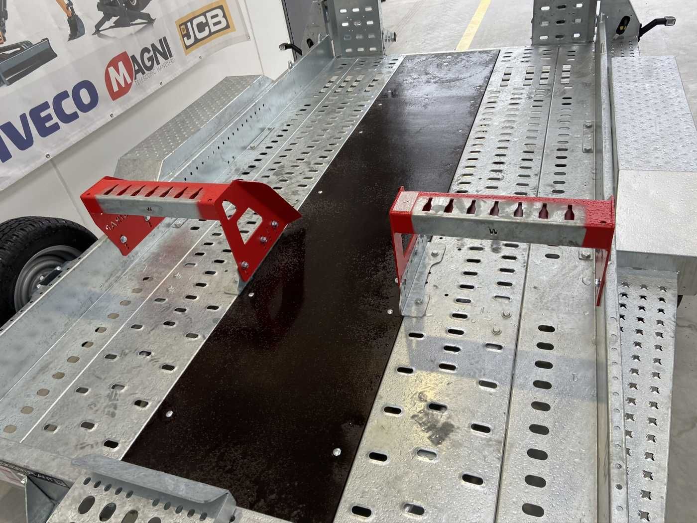 Fahrzeugabbildung Brian James Cargo Digger Plant 2 / Länge: 3.200mm  / 3.500kg
