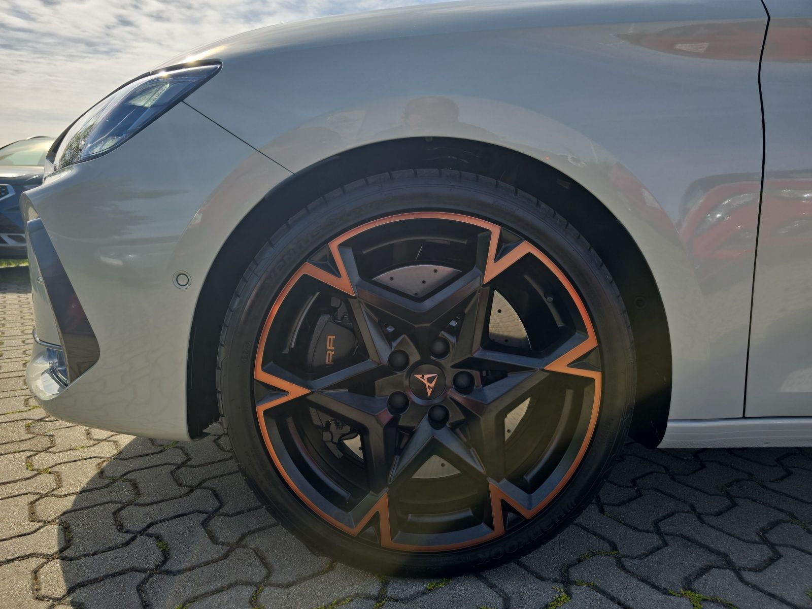 Fahrzeugabbildung CUPRA Leon Sportstourer 2.0 TSI  4Drive VZ DSG AHZ KAM