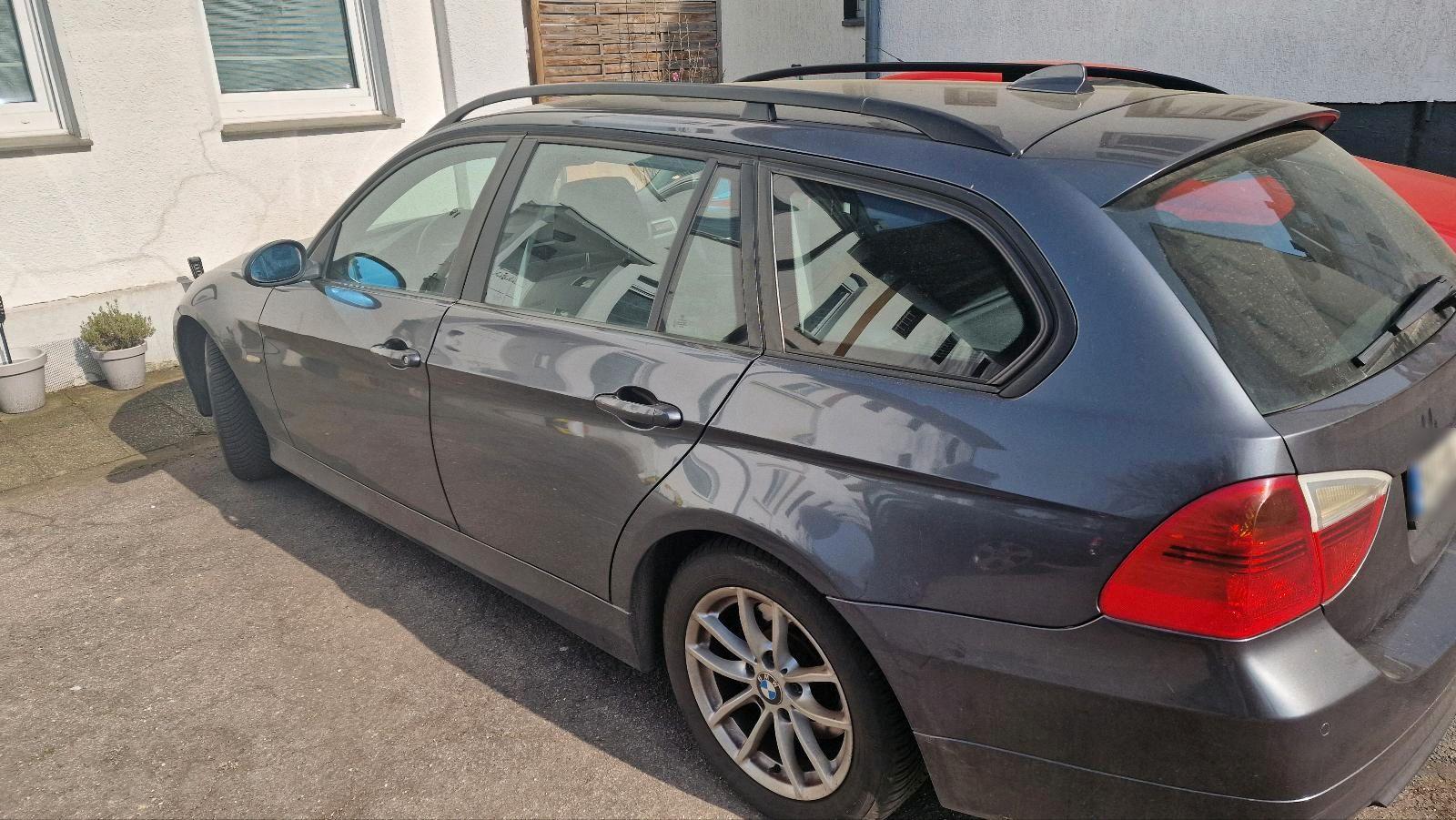BMW 320 2008 — rear view
