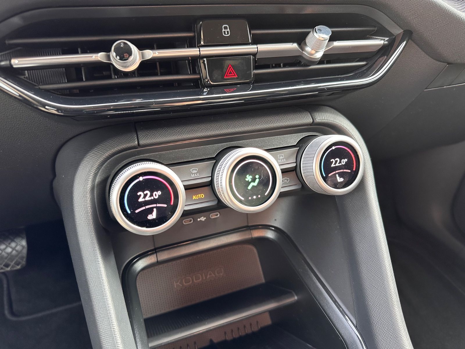 Fahrzeugabbildung SKODA Kodiaq 1.5 eTSI Selection DSG ACC/LED/PDC/SHZ