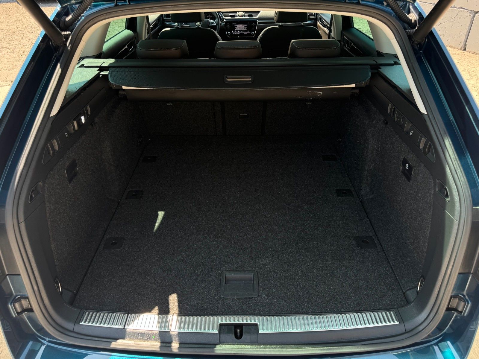 Fahrzeugabbildung SKODA Superb 2.0 TSI L&K Canton Pano Mem. ACC AHK LED