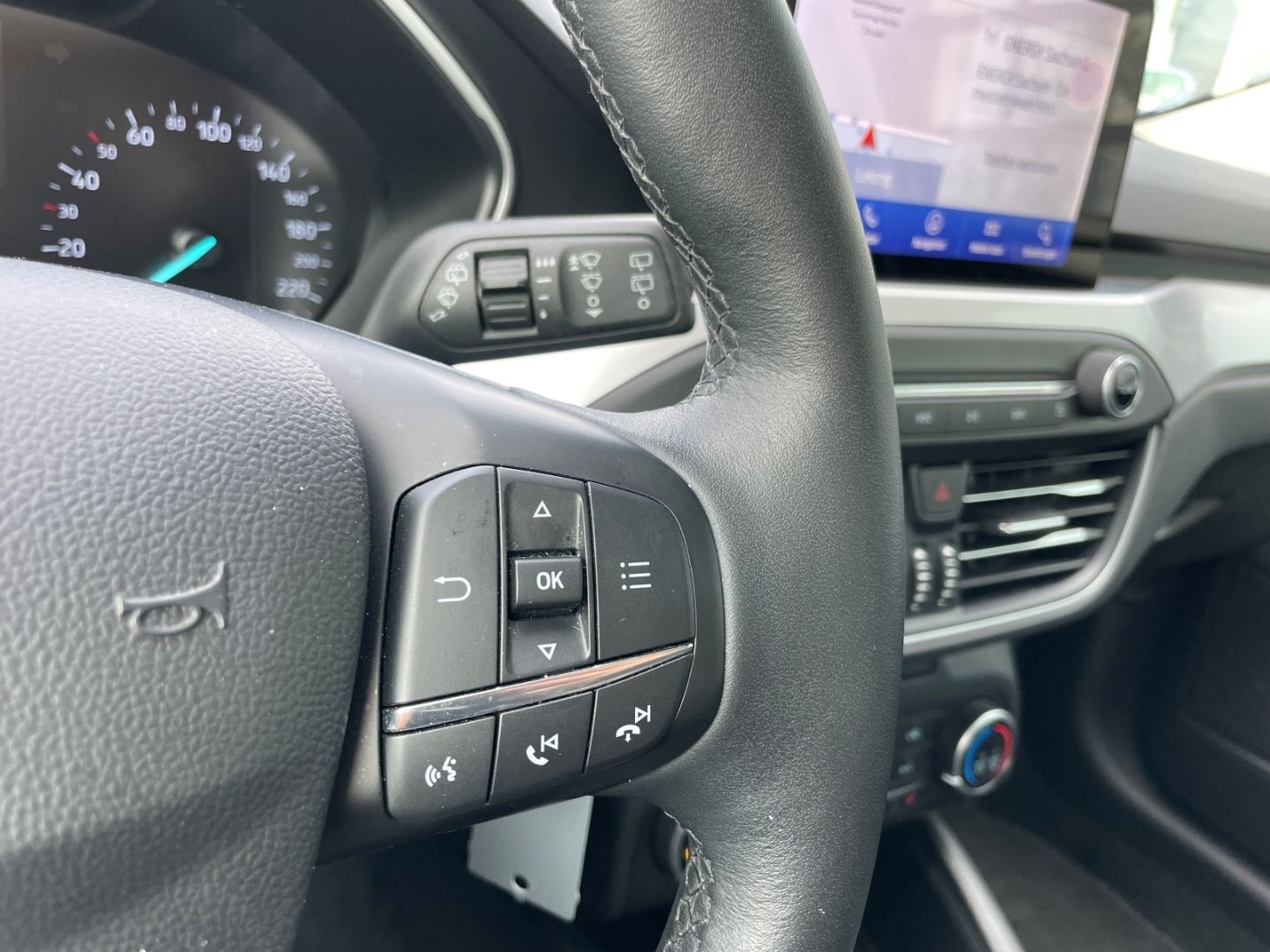 Fahrzeugabbildung Ford Focus C&C MHEV Kamera VerkehrszeichenERK DAB