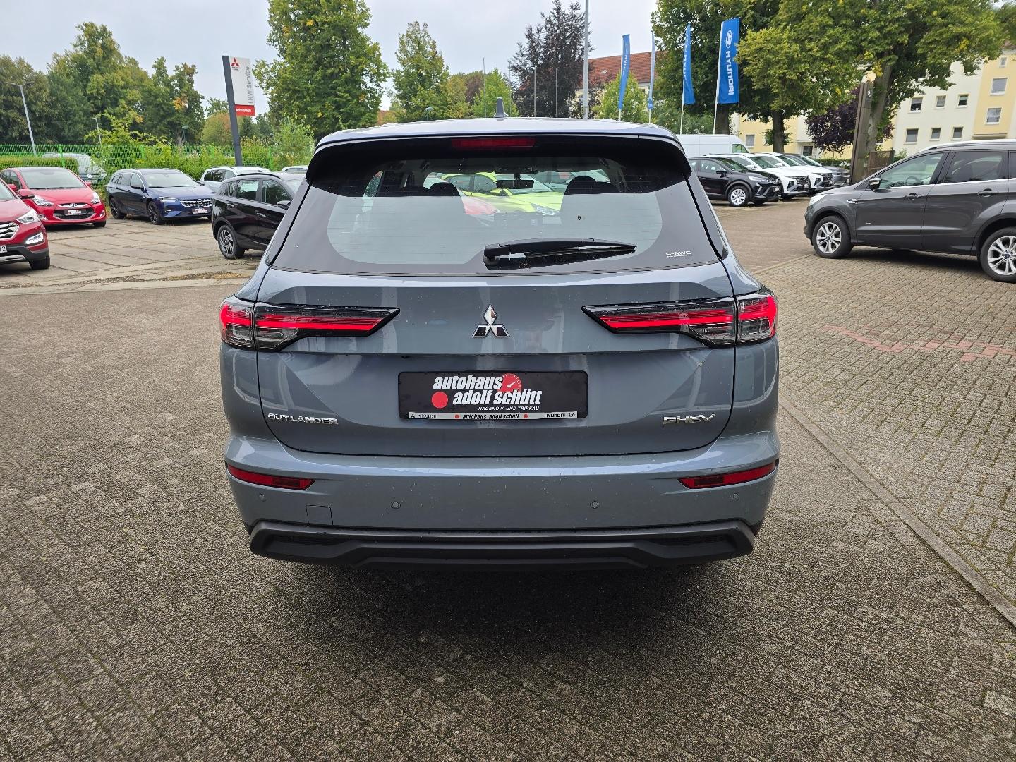 Mitsubishi Outlander 2.4L PHEV BASIS